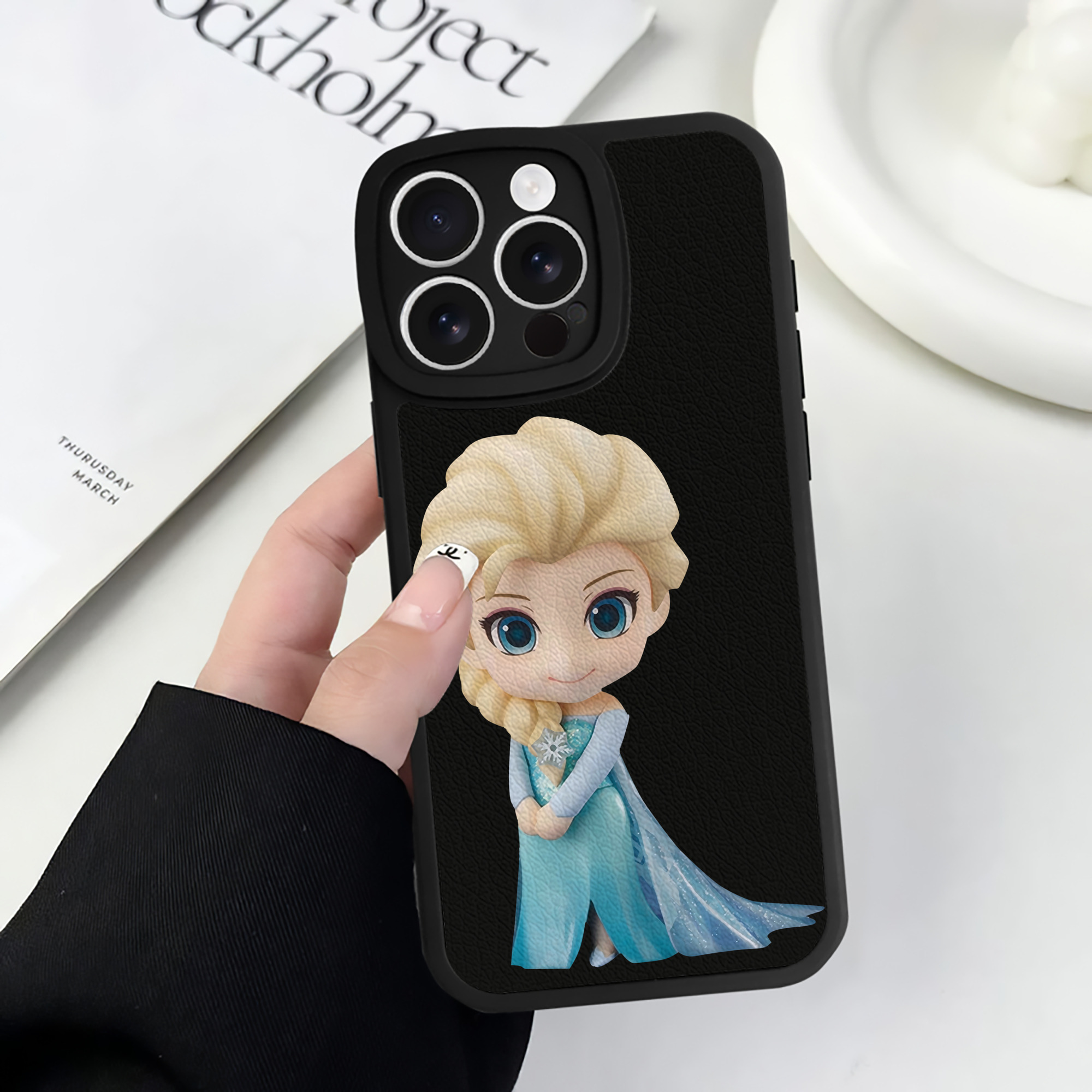 （画像用） アナと雪の女王 アンナ エルサ Frozen Anna Elsa 【iPhone 16シリーズ対応】シリコンスマホケース（レザー調） 材質：シリコン